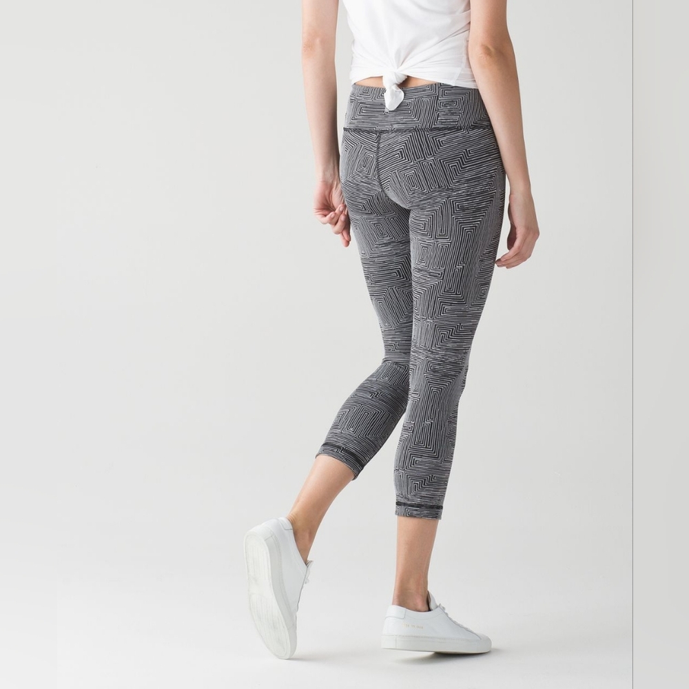 Lululemon Wunder Under Crop III Maze Jacquard White Black Size 4